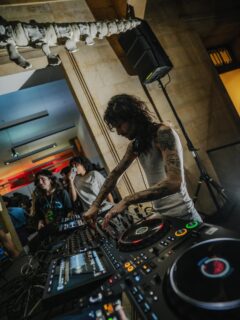 Winter Club Tour w/ @tech_with_us2300 au Bikini-Test à Chaux-de-fonds c’est la semaine prochaine !
On se retrouve le vendredi 10 avril au @bikini_test avec une scénographie 360 que nous vous invitons à bouncer sur le dancefloor.
Line-up encore plus fou avec Dj Hyperdrive, Cadence, Tanja Alison et Galopp !
@djhyperdrive
@gogalopp
@cadence_live
@tanjaaliison
📸 : @evolbeil