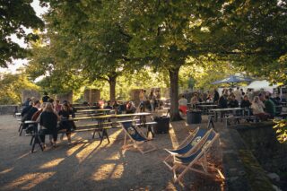 Prendre le temps. C'est aussi ça, Basse Culture. 

Un festival, ce n'est pas toujours être devant les caissons.
C'est aussi s'installer à l'ombre des arbres.
Prendre un verre.
Refaire le monde avec ses amis.
Rencontrer de nouvelles personnes.
Découvrir un lieu chargé d'histoire.

Parce que Basse Culture, c'est un day dance : une expérience qui se vit autant entre deux concerts que sur le dancefloor.

On a hâte de partager ces moments avec vous les 28 & 29 août au Château de Valangin. 💛

🎟️ La billetterie est ouverte.
Réservez votre place via le lien en bio ou sur notre site.

ONE LOVE

📸 Photos : @zadkiel.hzjm
